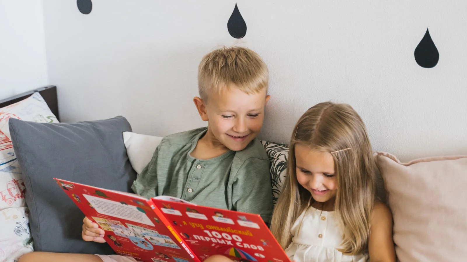 Børn læser og vælger sammen mellem aktiviteter på en seng